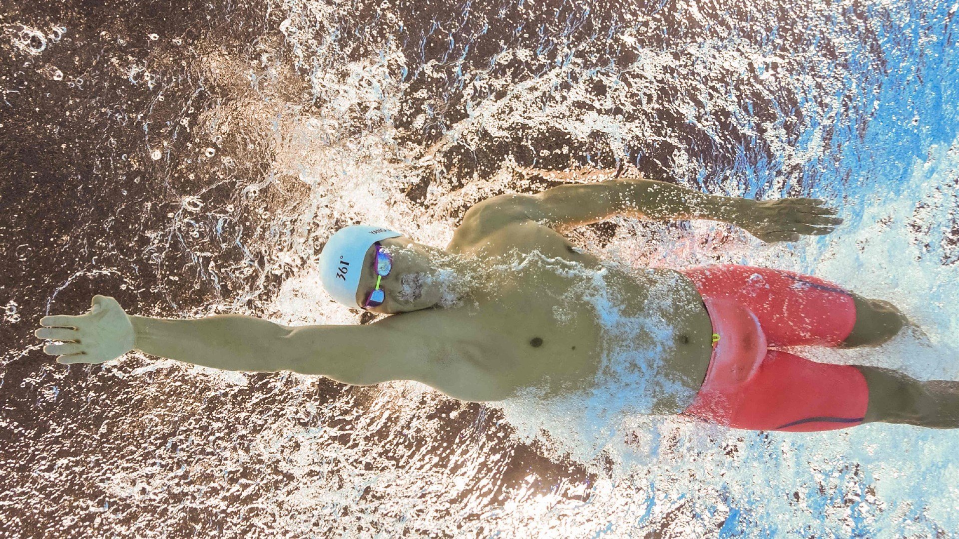 九游-_光影灯光跑：夜晚城市的运动奇幻之旅_，2020灯光影像图