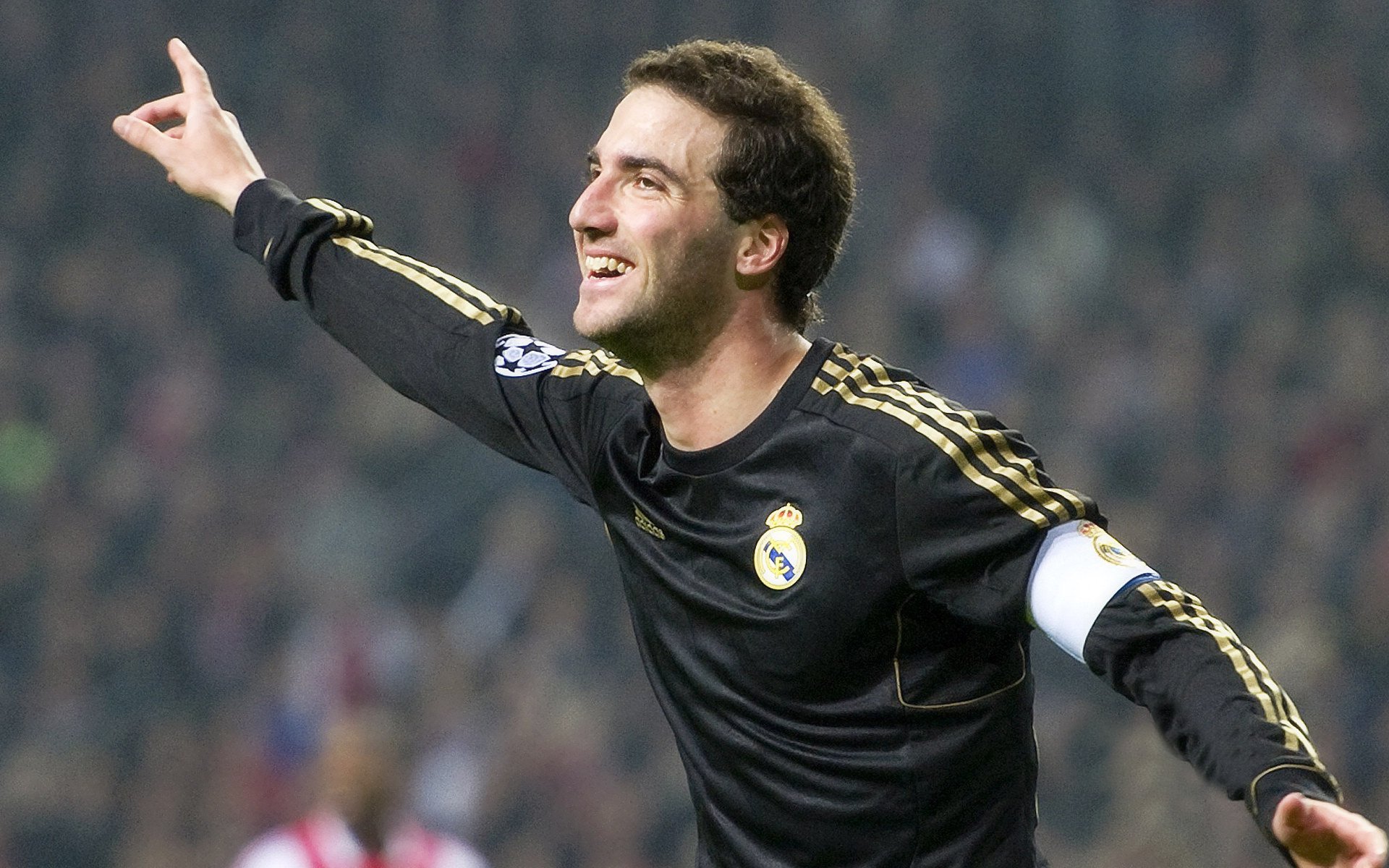 AC米兰强势登顶 意甲竞争白热化,ac米兰最近一次意甲冠军